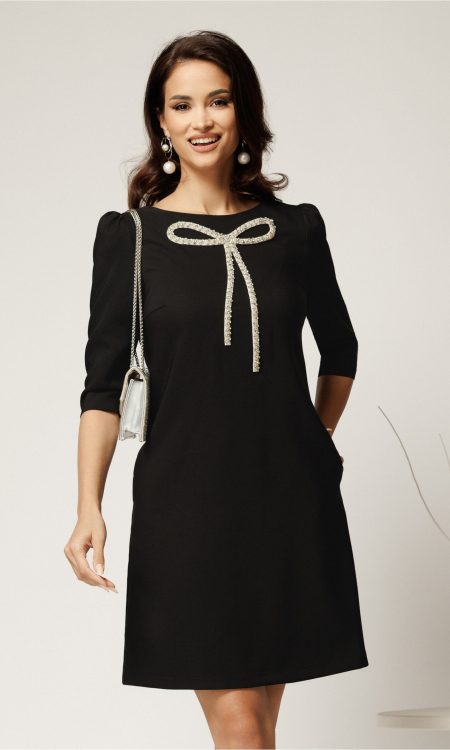 Rochie scurta neagra din stofa cu croi cambrat si funda din strasuri -Rochie scurta din stofa accesorizata cu funda din strasuri. Are decolteu rotund
